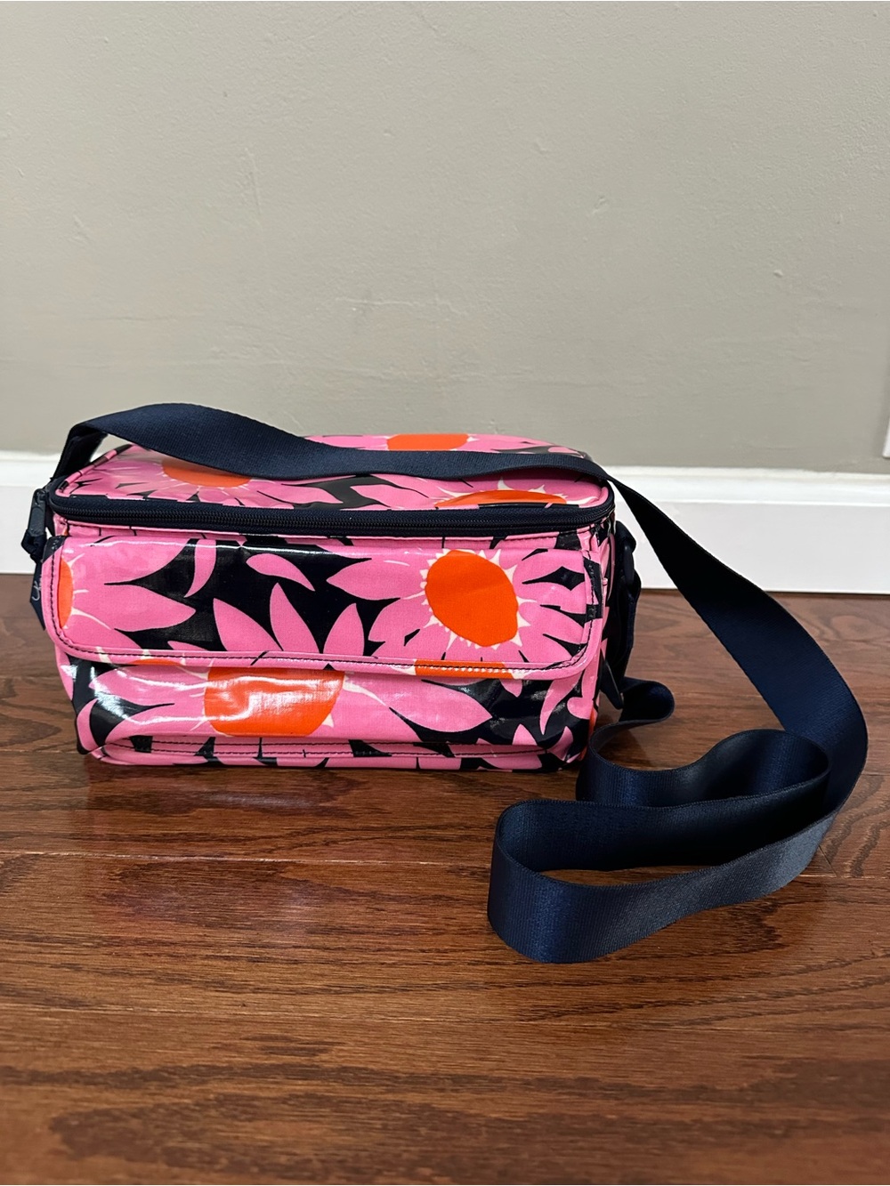 Vera Bradley Loves Me Insulated Lunch Bag/ Lunch Box- Pink Daisy (Retired)